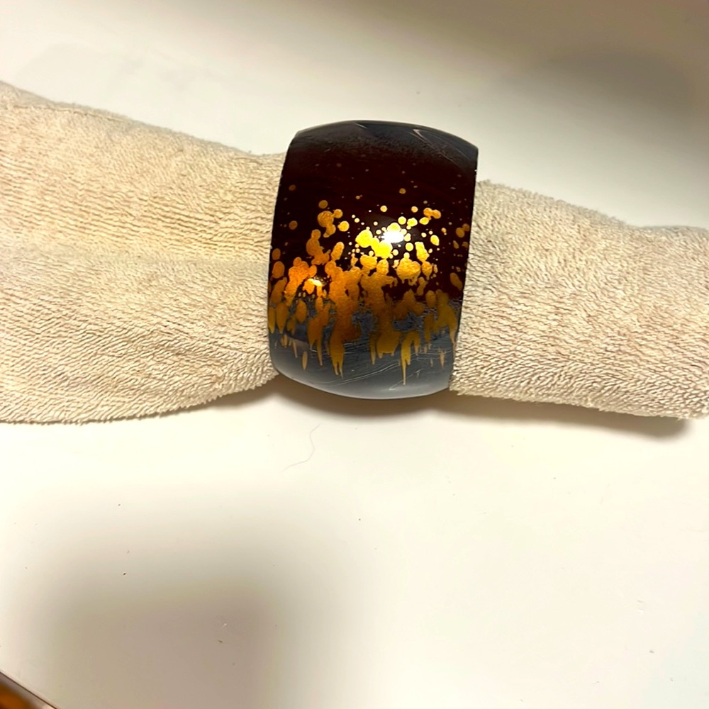 Bangle bracket with gold, maroon and grey blue detail